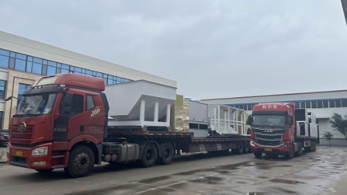冒雨裝車(chē)，按時(shí)發(fā)貨，三車(chē)連發(fā)：環(huán)氧噴涂生產(chǎn)線(xiàn)發(fā)安徽